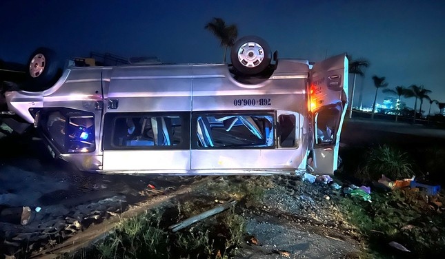 8 killed, 13 injured in Vietnam van crash